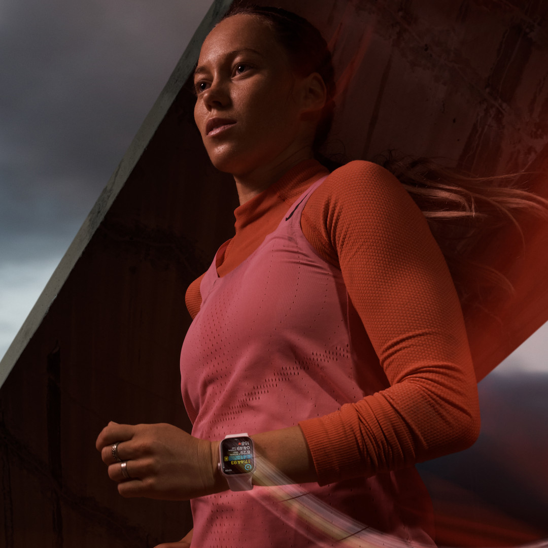Apple Watch Series 9 41 mm Dark Ink Aluminium so športovým remienkom Dark Ink - S/M