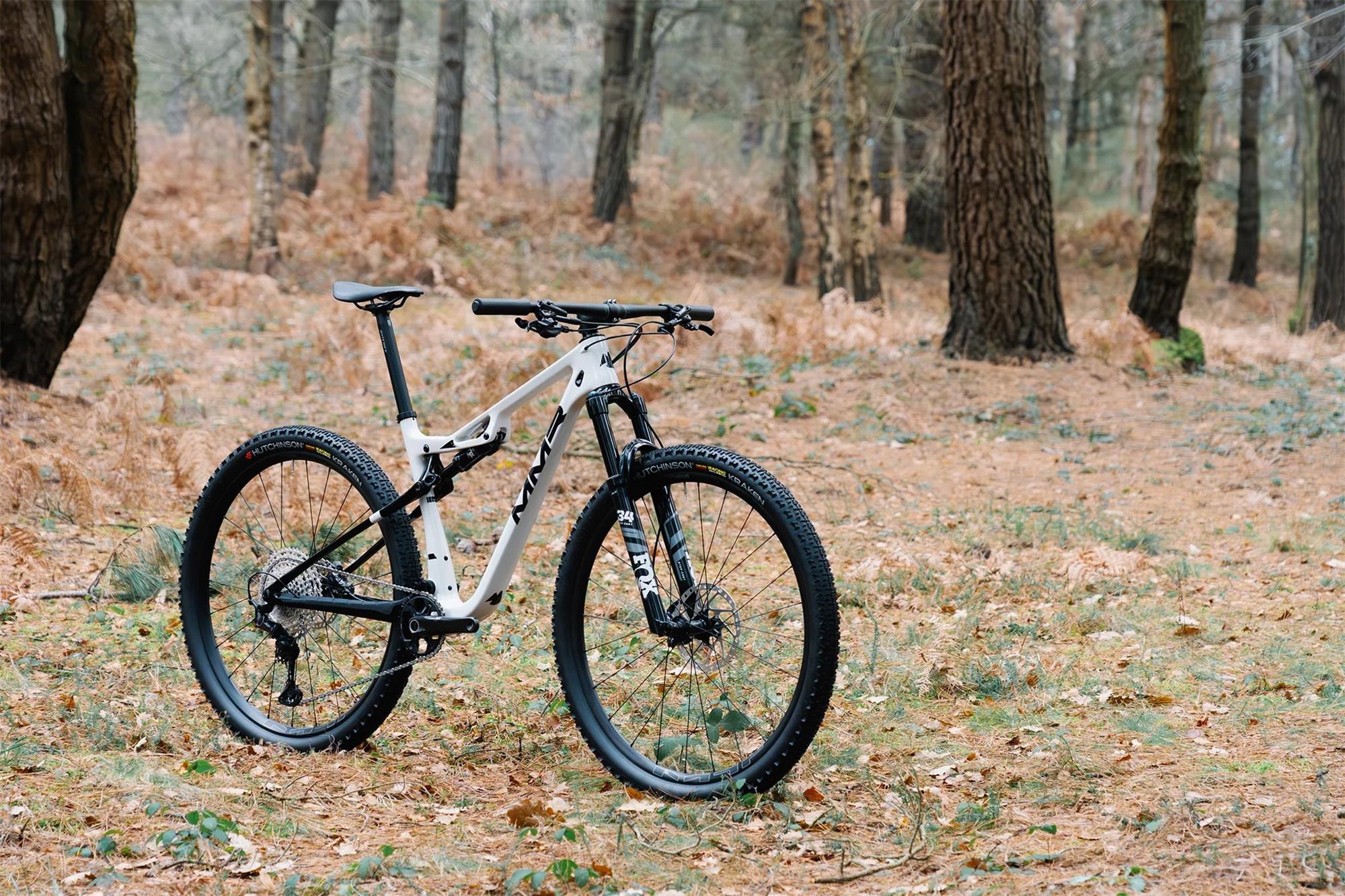 Celoodpružené kolo MMR KENTA 10 - Light Grey N Black - vel.L / 25/2026