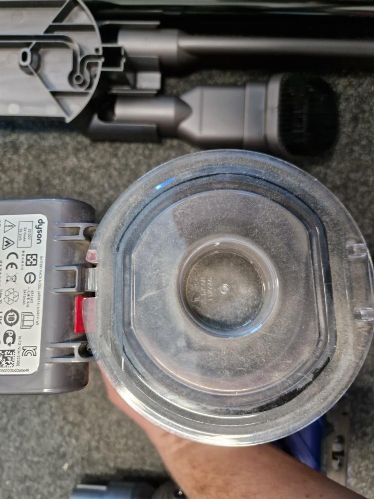 Dyson V8