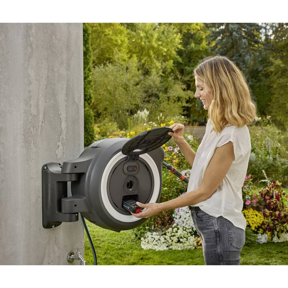Gardena 18647-20 Akumulátorový nástenný box na hadicu PowerRoll XXL - sada, biela