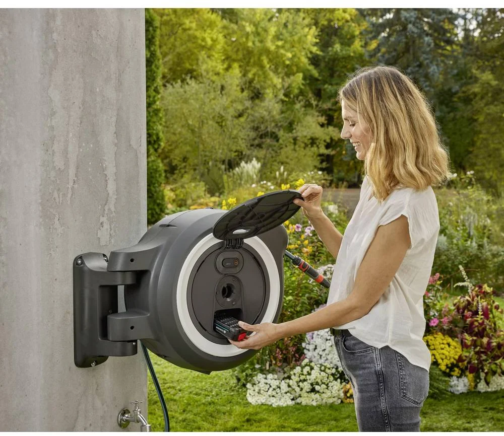 Gardena 18647-55 Akumulátorový nástenný box na hadicu PowerRoll XXL, biely, bez batérie