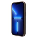 Guess PU 4G Kovový zadný kryt s logom pre iPhone 14 Brown