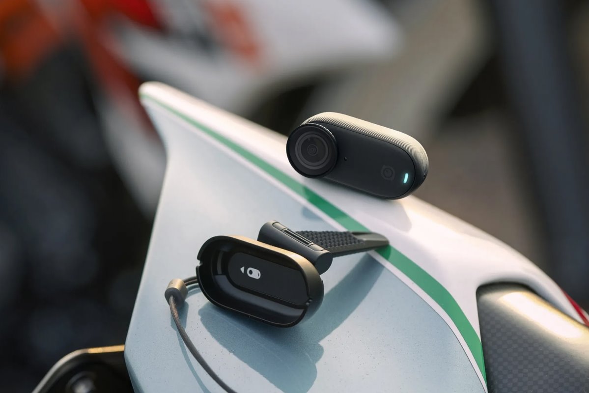 Insta360 GO 3S - 128 GB Motorcycle In-Helmet POV Bundle