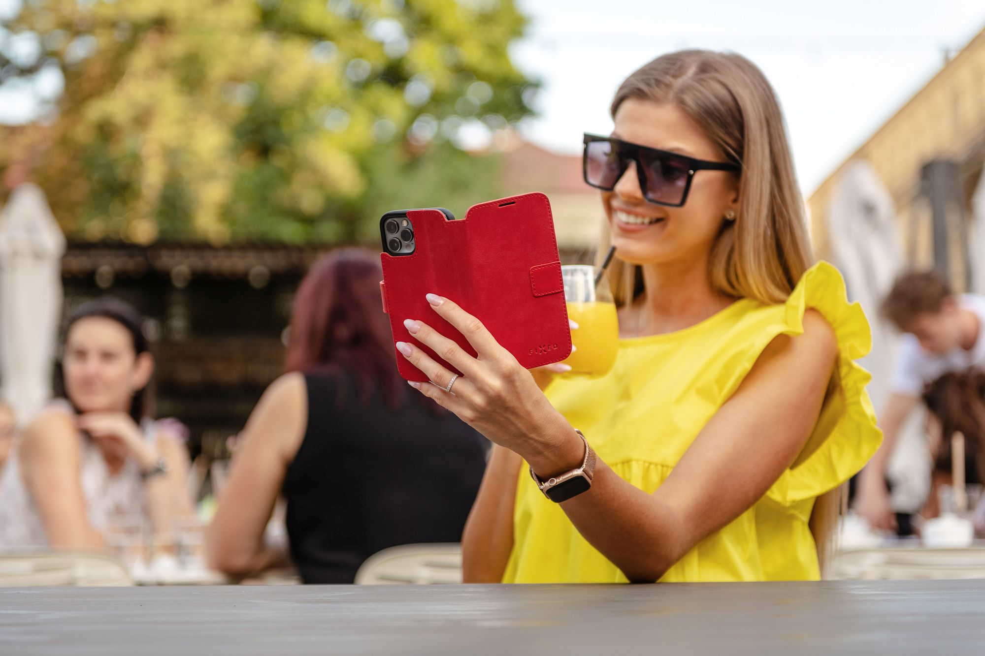 Kožené puzdro typu kniha FIXED ProFit pre Apple iPhone 13, červené