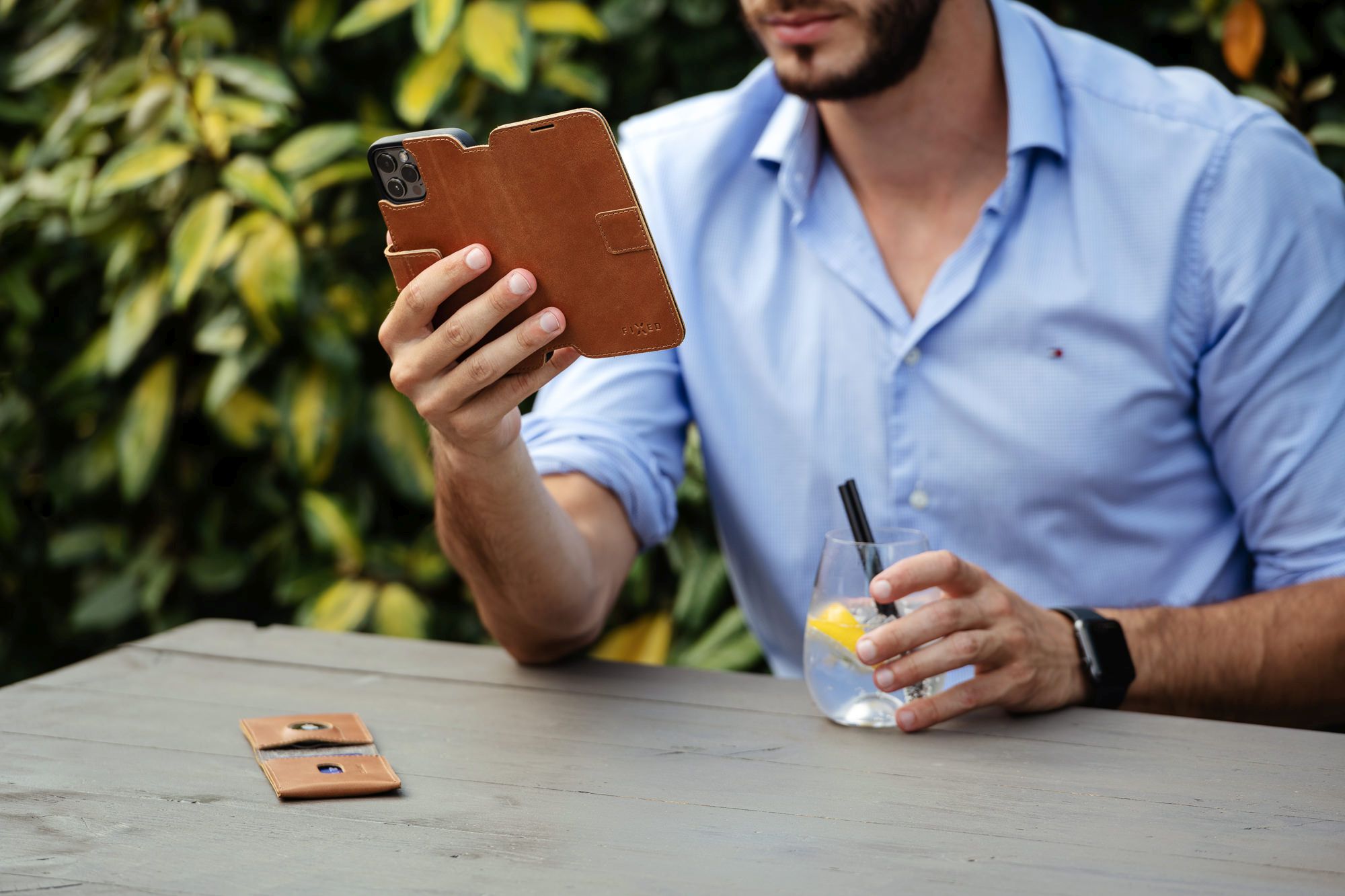 Kožené puzdro typu kniha FIXED ProFit pre Apple iPhone 13, hnedé