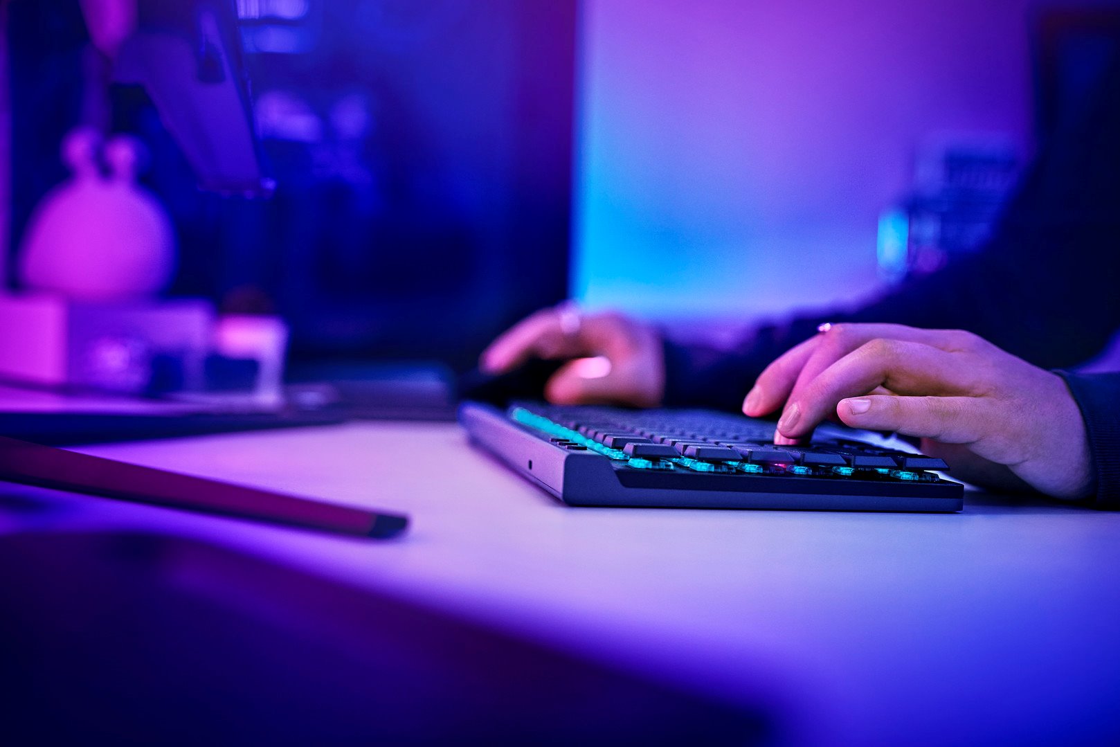 Logitech G515 TKL Lightspeed CZ/SK, černá, bezdrátová