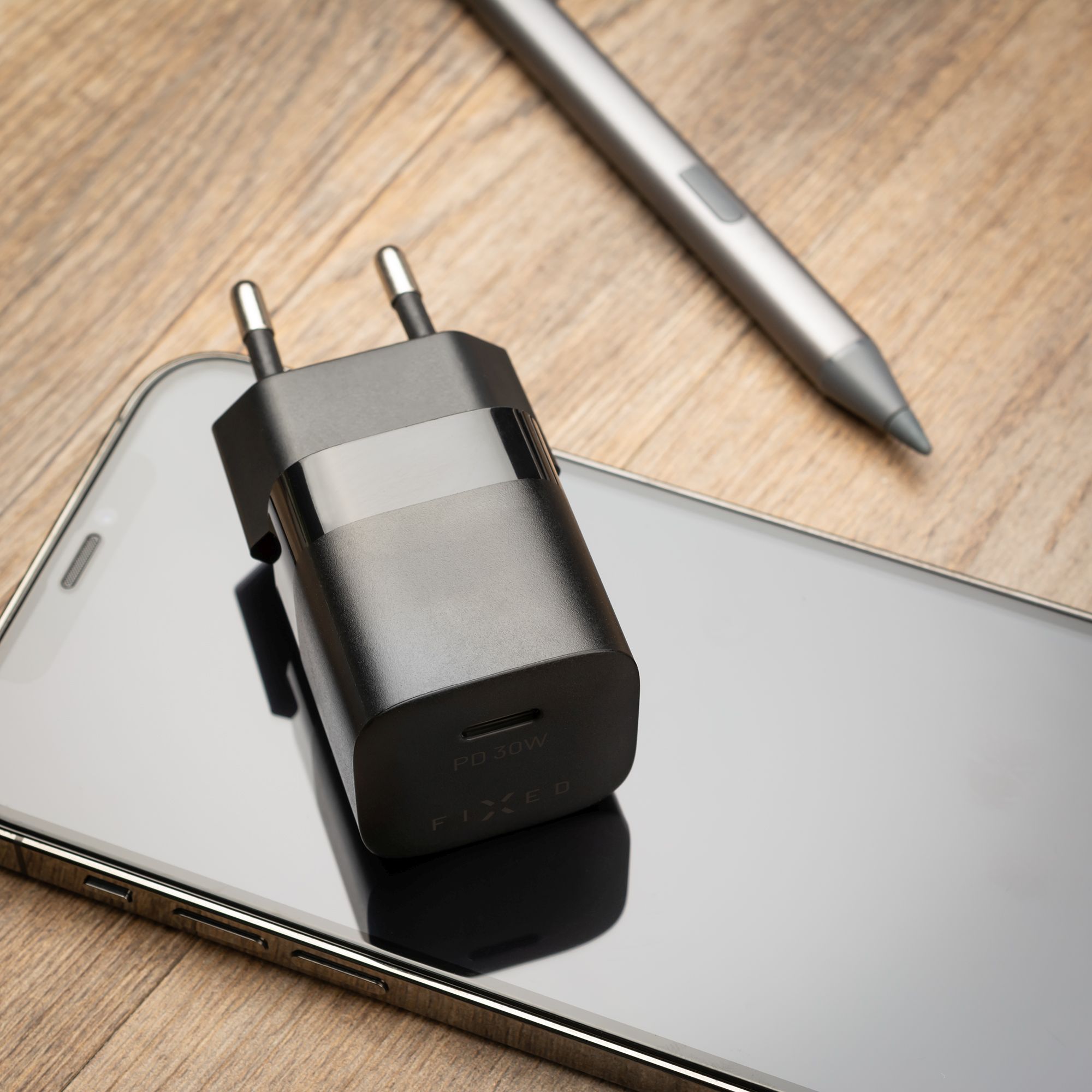 Mini sieťová nabíjačka FIXED s výstupom USB-C a káblom USB-C/USB-C, podpora PD, 1 meter, 30 W, čierna