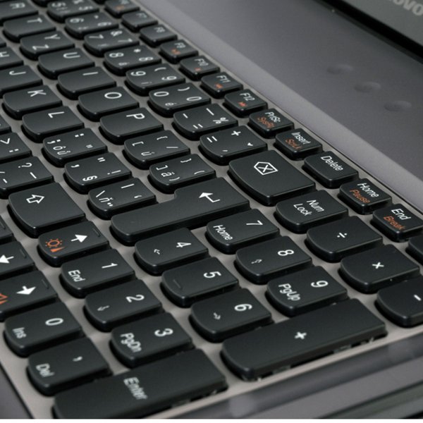 Notebook Lenovo ideapad Y570 15,6" Core i5-2450M,8GB,32GB SSD + 750GB,GF GT555M s 2GB, DVD±RW,WiFi,BT,CAM,W7HP-64bit