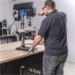 Scheppach TBM 300 Vario stojanová vŕtačka s krížovým laserom a LED osvetlením