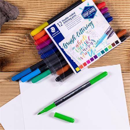 STAEDTLER Štětcové fixy "Brush letter Duo", sada, 12 barev, 0,5-0,8/1,0-6,0 mm, oboustranné