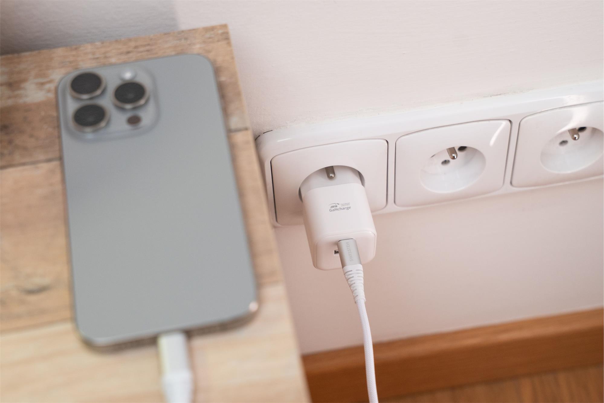 SWISSTEN SÍŤOVÝ ADAPTÉR GaN 1x USB-C 20W PD A 1x USB-A 18W QC BÍLÝ