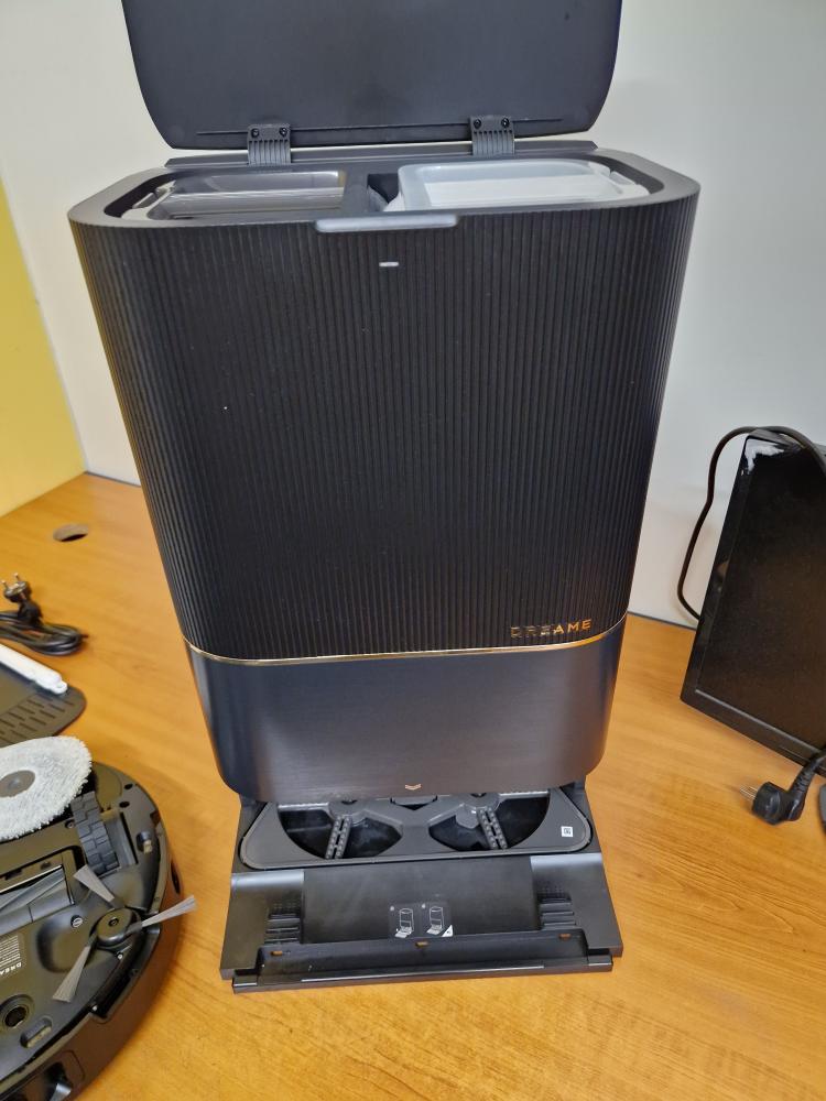 Úklidový robot Dreame X40 Ultra Complete, černý